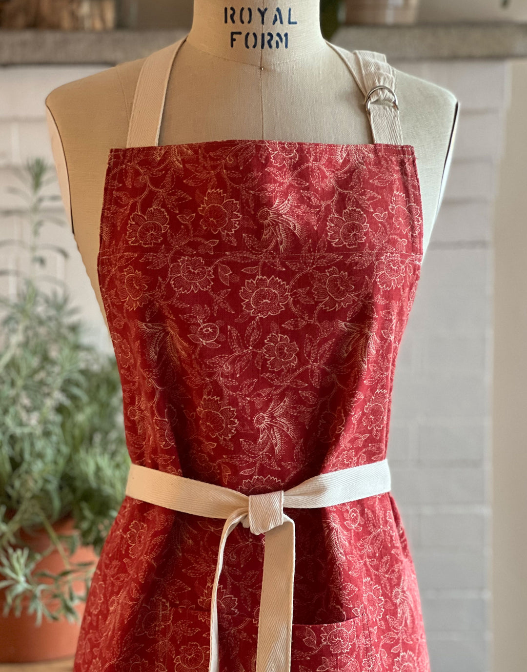 Red Aprons Class Classic Red Apron – DBO HOME